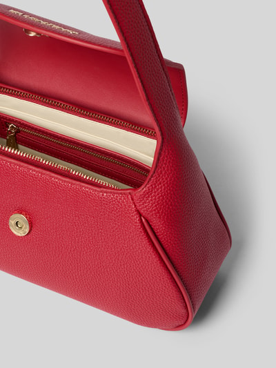 Produktfoto, Shoulder Bag mit Reißverschluss Modell 'DAPHNE' von VALENTINO BAGS in Rot mit Strukturmuster und goldenen Details, Detailaufnahme des Innenfachs