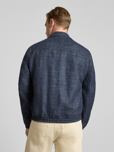 Männermodel trägt Blouson mit Zweiwege-Reißverschluss Modell 'GRALON' von DRYKORN aus blaugrauem Woll-Mix mit Leinen, Regular Fit, Ganzkörperansicht Rückansicht.