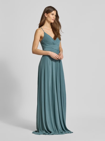 Frauenmodel trägt Maxikleid in Wickel-Optik mit rückseitiger Schnürung von Jake*s Cocktail in petrol, Material-Mix mit Stretch-Anteil, A-Linie, Ganzkörperansicht von vorne. Rückenlänge bei Größe 36: 135 cm, Brustweite: 34 cm.