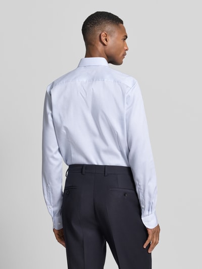 Männermodel trägt Slim Fit Business-Hemd mit Button-Down-Kragen von OLYMP Level Five, Reine Baumwolle, Knopfleiste, Ganzkörperansicht Rückansicht.