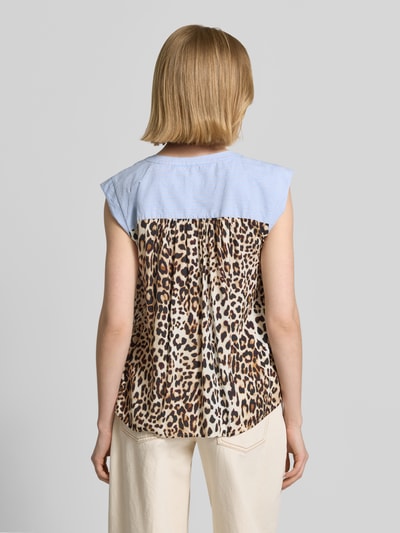 Frauenmodel trägt Relaxed Fit Bluse aus reiner Viskose mit Allover-Animal-Print von Emily Van den Bergh, Rückenansicht, Ganzkörperansicht.