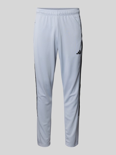 Produktfoto, Slim Fit Sweatpants mit Logo-Print von adidas Training in Hellgrau mit schwarzen Details, Eingrifftaschen mit Reißverschluss, elastischer Bund, Herren, Innenbeinlänge 40 cm bei Größe M