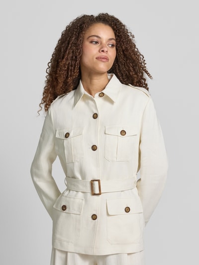 Frauenmodel trägt Regular Fit Blazer aus Leinen-Viskose-Mix von Jake*s Collection in Creme mit Knopfleiste, Gürtel und Pattentaschen, Nahaufnahme Oberkörper.