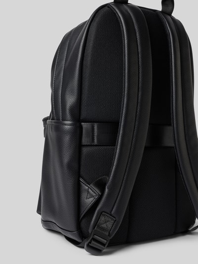 Produktfoto, Rucksack mit Label-Detail Modell 'Rico' von bugatti, schwarze Farbe, Hauptfach mit Reißverschluss, strukturierte Oberfläche, Tragehenkel, verstellbare Schulterriemen, Breite 33 cm, Länge 44 cm, Tiefe 15 cm, Länge Schulterriemen 76 cm