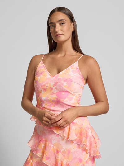Modelka kobieca nosi Figurbetontes Midikleid mit Rüschen Modell 'SMILLA' od Vero Moda, różowo-żółty wzór polka dots, szyfon, zbliżenie na górę ciała