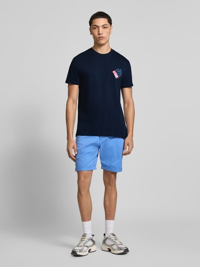 Männermodel trägt Regular Fit T-Shirt aus reiner Baumwolle von Tommy Jeans, Optik: Unifarben, Label-Print, Jersey, Ganzkörperansicht von vorne.