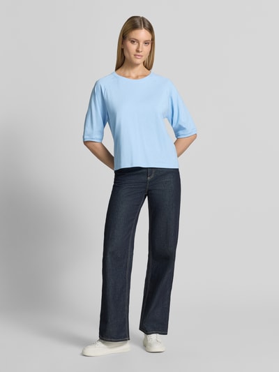Frauenmodel trägt Regular Fit Sweatshirt mit Rundhalsausschnitt Modell 'Comte' von FREE/QUENT aus Reine Baumwolle mit Halbarm und elastischen Ärmelabschlüssen in Hellblau, Ganzkörperansicht von vorne.