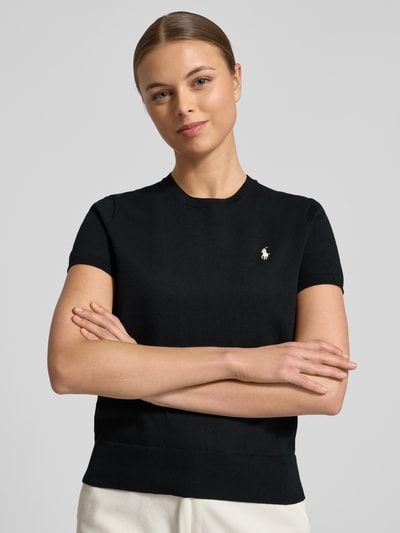 Frauenmodel trägt Regular Fit Kurzarmpullover aus Baumwoll-Mix von Polo Ralph Lauren in Schwarz mit Logo-Stitching und Rundhalsausschnitt, Nahaufnahme Oberkörper.