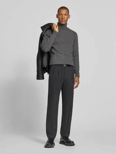 Männermodel trägt Slim Fit Rollkragenpullover aus Woll-Mix Modell 'Karl' von Casual Friday in Grau mit gerippten Abschlüssen, Ganzkörperansicht von vorne.