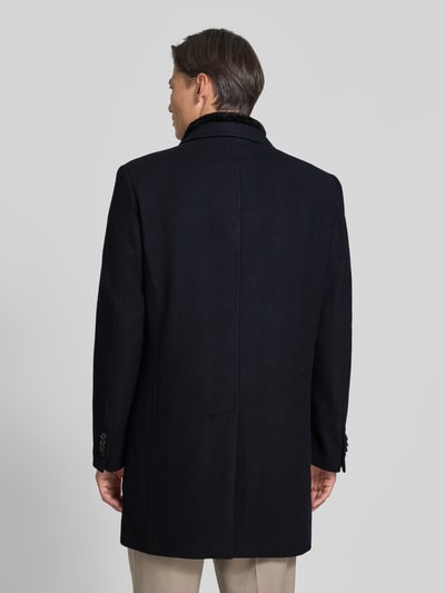 Männermodel trägt Regular Fit Mantel aus Woll-Mix von HECHTER PARIS in Schwarz, strukturierte Oberfläche, Rückenansicht, Ganzkörperansicht Rückansicht. Herren Mantel mit Reverskragen, Stehkragen, Knopfleiste, 95 cm Rückenlänge, 43 cm Schulterbreite, 57 cm Brustweite, 67 cm Ärmellänge.