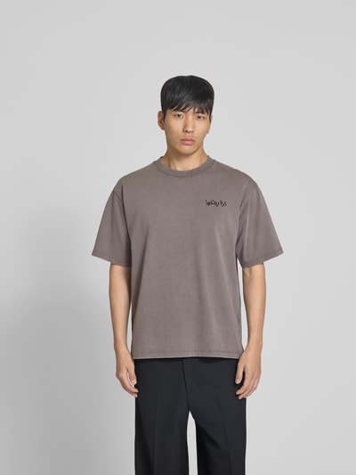 Männermodel trägt T-Shirt mit Logo-Print von WON HUNDRED, Reine Baumwolle, Relaxed-Fit, Rundhalsausschnitt, Kurzärmelig; Ganzkörperansicht von vorne.