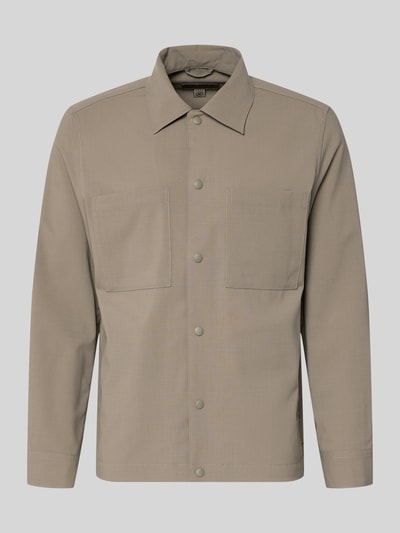 Produktfoto, Regular Fit Overshirt mit Baumwoll-Anteil - Marc O'Polo × DFB Travel Collection in Beige, glatte Webstruktur, zwei Brusttaschen, Druckknopfleiste, Tunnelzug am Bund, Umlegekragen, schlichte Optik
