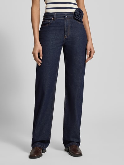 Frauenmodel trägt Straight Fit Jeans aus Baumwoll-Mix Modell 'ALLISON' von Vero Moda, Optik: Unifarben, Dark Wash, High-Waist, 5-Pocket-Design, Gürtel mit Rosendetail, Denim, Ganzkörperansicht von vorne.