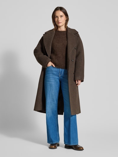 Vrouwenmodel draagt Wide Leg Jeans aus Baumwoll-Mix Modell 'SURI' van s.Oliver RED LABEL, denimlook, high waist, 5-pocket-design, contrasterende stiksels, knoopsluiting, label patch, riemlussen, materiaal katoenmix. Volledige lichaamsweergave vooraan.