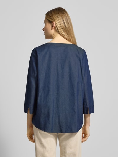 Modelka nosi Blusenshirt im Denim-Look mit 3/4-Arm von Christian Berg Woman, mieszanka lyocellu i bawełny, krój regular fit, imitacja denimu, okrągły dekolt, rękaw o dł. 3/4, długość tyłu 63 cm, długość rękawa 48 cm, widok całej sylwetki z tyłu.