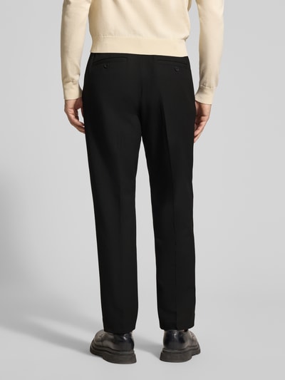 Männermodel trägt Regular Fit Chino mit Viskose-Anteil von Selected Homme, Optik: Unifarben, Materialverarbeitung: Twill, Ganzkörperansicht Rückansicht.
