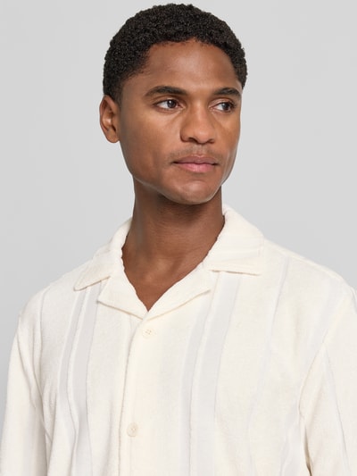 Männermodel trägt Regular Fit Freizeithemd in Frottee-Optik von Tom Tailor, cremefarben mit leichten Streifen, Nahaufnahme Oberkörper, Herren Freizeithemd von Tom Tailor.
