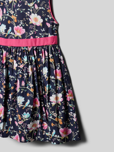 Productfoto, Regular Fit jurk met bloemen all-over print van DANAMADE in donkerblauw met roze accenten, puur katoen, getailleerd, mouwloos design, ronde hals, ruglengte maat 116: 62 cm