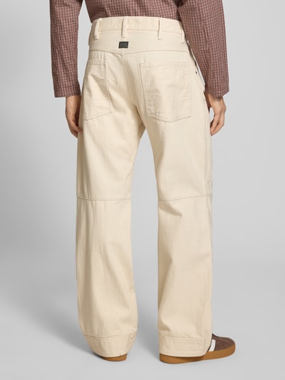 Mężczyzna nosi Wide Fit Jeans mit Gesäßtaschen von G-Star Raw, bawełna, krój wide fit, kieszenie z tyłu i wpuszczane, zapięcie na guzik i zamek błyskawiczny, szerokość w rozmiarze 32/32: 45 cm, długość wewnętrzna nogawki 81 cm, jasny beż, Ganzkörperansicht Rückansicht.