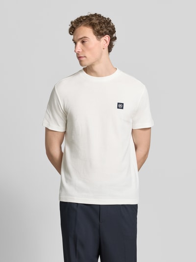 Männermodel trägt T-Shirt mit Label-Patch und Rundhalsausschnitt von Lerros aus Reine Baumwolle, Gerader-Schnitt, Ganzkörperansicht von vorne. Rückenlänge bei Größe M: 69 cm.