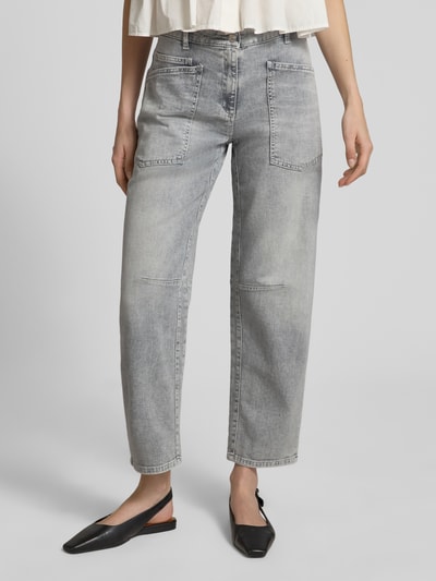 Vrouwenmodel draagt Barrel Fit Jeans uit katoenmix model 'OCEAN' van Cambio, denimlook, verkort, high waist, labelpatch, 5-pocketmodel, knoop- en ritssluiting, mix van katoen en elastaan, voorkant zicht, detailopname onderlichaam