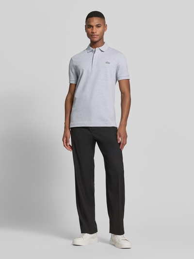 Męski model nosi Regular Fit Poloshirt aus Baumwoll-Mix von Lacoste, jednokolorowy, wyhaftowane logo, kołnierzyk polo, pika, mieszanka bawełny, krótki rękaw, przód, całkowity widok ciała