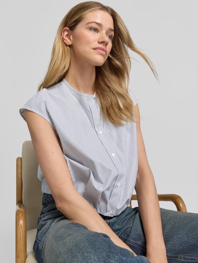 Vrouwenmodel draagt blauw-wit gestreepte blouse met korte mouwen van puur katoen, Boxy Fit Kurzarmbluse aus reiner Baumwolle Modell 'GELATINA' van Weekend Max Mara, dames blouse met korte mouwen, detailopname bovenlichaam.