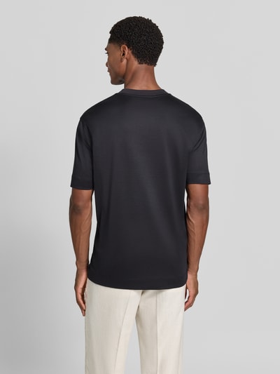 Männermodel trägt T-Shirt mit Label-Print von Emporio Armani in Schwarz, Lyocell-Baumwoll-Mix, gerader Schnitt, Rückansicht, Herrenmode.