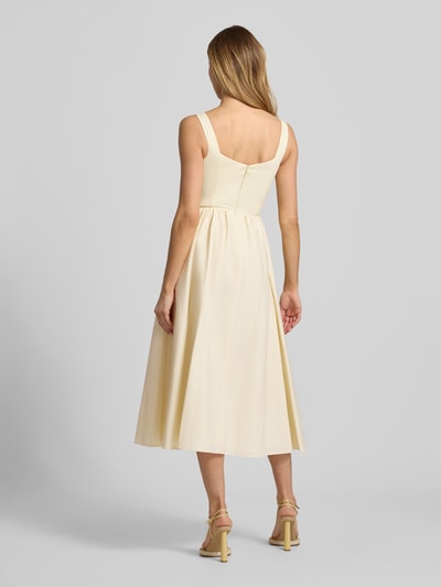 Frauenmodel trägt Cocktailkleid mit rückseitigem Reißverschluss von Jake*s Cocktail aus Baumwoll-Mix mit Stretch-Anteil, A-Linie, Midikleid in Creme mit glatter Textur, Rückseitiger Reißverschluss, Rückenlänge 123 cm, Brustweite 40 cm, Ganzkörperansicht Rückansicht.
