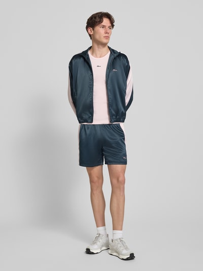 Männermodel trägt Shorts aus Satin mit Label-Stitching und elastischem Bund von BLKVIS, Satin, Regular-Fit, Ganzkörperansicht von vorne.