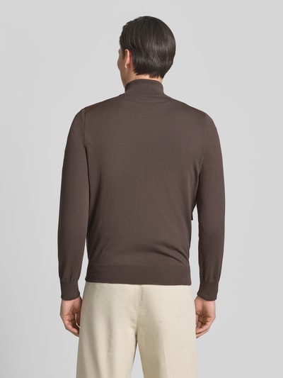 Männermodel trägt Veloursjacke mit Stehkragen und Knopfleiste von GRAN SASSO, braun, Regular-Fit, Ganzkörperansicht Rückansicht. Mit Stehkragen, Knopfleiste, Pattentaschen, Rückenlänge bei Größe 50: 67 cm, Ärmellänge bei Größe 50: 70 cm.