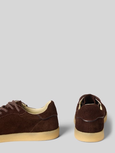 Produktfoto, Sneaker mit Label-Detail Modell 'AURORA01' von Blauer USA in Braun, abgerundete Form, strukturierte Sohle, Wildleder-Textur