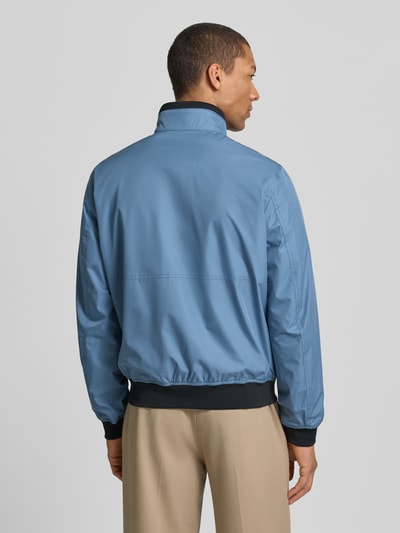 Männermodel trägt Regular Fit Jacke mit Stehkragen von MCNEAL in Blau mit elastischen Abschlüssen, Rückenlänge 64 cm, Ganzkörperansicht Rückansicht.