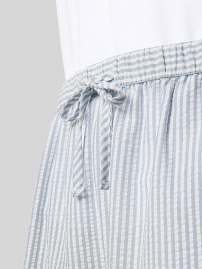 Frauenmodel trägt Pyjama aus Baumwoll-Mix mit Logo-Stitching von TOMMY HILFIGER, mehrfarbig, Tunnelzug, Seersucker-Struktur, Nahaufnahme Oberkörper