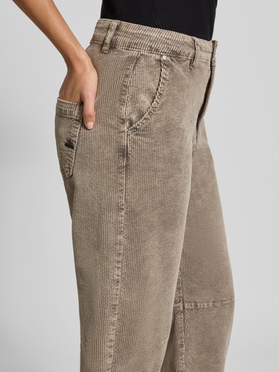 Frauenmodel trägt Barrel Fit Cordhose aus Baumwoll-Mix von Buena Vista in Beige mit feiner Cordstruktur, Nahaufnahme Oberkörper. Damen Cordhose von Buena Vista