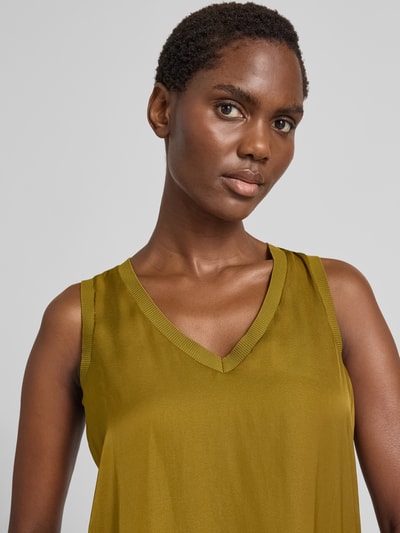 Frauenmodel trägt Relaxed Fit Top mit V-Ausschnitt von zero, olivgrüner Satin, ärmellos, weiche Textur, Nahaufnahme Oberkörper