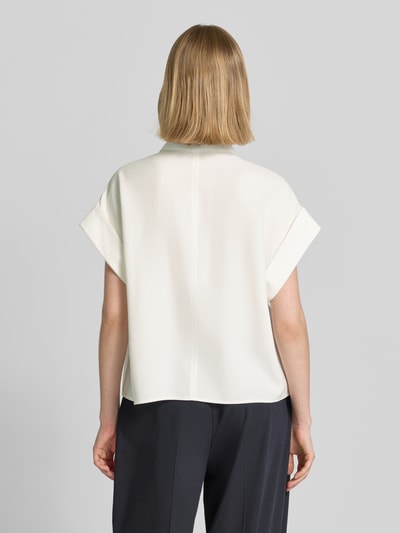 Frauenmodel trägt Boxy Fit Bluse aus Viskose-Mix Modell 'Zelya' von Someday in Creme mit kurzen Ärmeln, Rückenansicht, Ganzkörperansicht Rückansicht