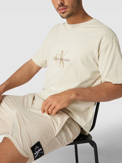 Calvin Klein Jeans T-shirt z obniżonymi ramionami model ‘MONOLOGO’ Piaskowy 3
