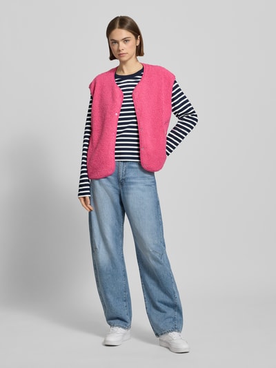 Kobiece model prezentuje Loose Fit Langarmshirt aus reiner Baumwolle von Marc O'Polo Denim, efekt: jednolity kolor, wzór w paski, aplikacja: wyhaftowane logo, okrągły dekolt, długi rękaw, materiał: czysta bawełna, ganzkörperansicht od przodu.