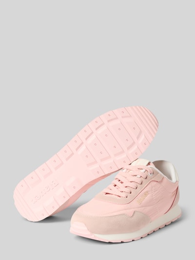 Produktfoto, Sneaker mit Logo-Detail Modell 'Swink' von Blauer USA, Rosa, abgerundete Passform, Schnürverschluss, profilierte Sohle, Absatzhöhe 2 cm, Schafthöhe 8 cm, Schaftweite 9 cm, glatte Struktur mit Kontrastdetails.