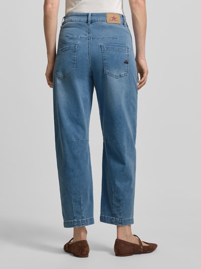 Frauenmodel trägt Straight Fit Jeans in verkürzter Passform Modell 'Cozy' von Buena Vista aus elastischem Baumwoll-Mix, 5-Pocket-Design, mittleres Blau, Ganzkörperansicht Rückansicht.