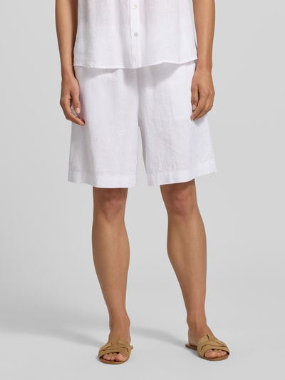Frauenmodel trägt weiße Damen Leinenshorts mit elastischem Bund und Kordelzug von FREE/QUENT, Leinen-Mix mit Viskose-Anteil, Loose-Fit, französische Eingrifftaschen, Modell 'Lava', Ganzkörperansicht von vorne.