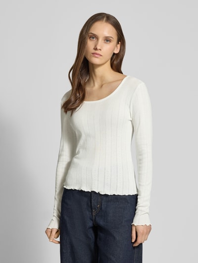 Vrouwenmodel draagt Slim Fit Langarmshirt uit bio-katoenmix model 'TENNA LIFE' van Only, effen, fijn ajourpatroon, frill randen, u-boot hals, fijn breisel, vooraanzicht, borst close-up.