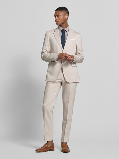 Männermodel trägt Slim Fit Freizeithemd mit Kentkragen von OLYMP Level Five, elastyczna mieszanka bawełny, krój slim fit, długi rękaw, sportowe mankiety, długość tyłu w rozmiarze 40: 79 cm, szerokość w rozmiarze 40: 44 cm, długość rękawa w rozmiarze 40: 68 cm, widok całej sylwetki z przodu