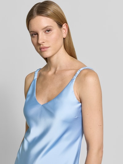 Frauenmodel trägt Relaxed Fit Kleid mit V-Ausschnitt von V by Vera Mont aus hellblauem Satin, ärmelloses Design mit Raffung, Nahaufnahme Oberkörper.