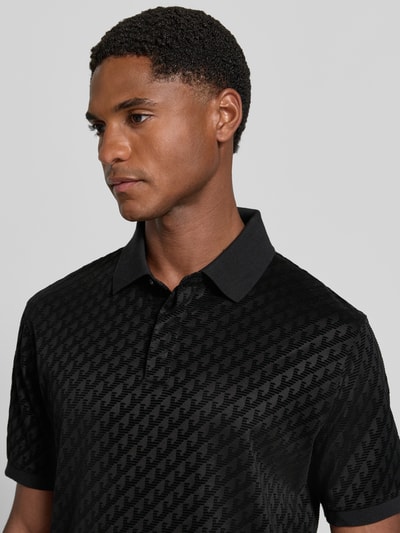 Männermodel trägt Regular Fit Poloshirt mit Struktur-Muster von Emporio Armani in Schwarz, Lyocell-Baumwoll-Mix, Nahaufnahme Oberkörper.