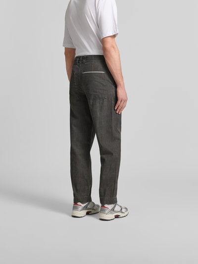 Männermodel trägt Relaxed Fit Jeans aus Baumwoll-Mix von ANNARR in dunklem Grau, 5-Pocket-Design, weites Bein, Ganzkörperansicht Rückansicht.