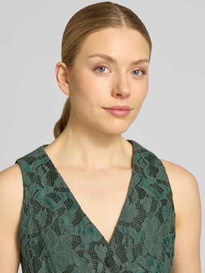 Modelka kobieca ma na sobie Regular Fit Weste mit Spitzenbesatz von V by Vera Mont, zielony materiał z koronką, krój regular fit, dekolt w serek, z domieszką bawełny; zbliżenie na górną część ciała.