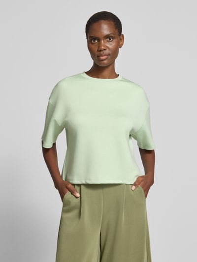 Vrouwenmodel draagt Boxy Fit Sweatshirt aus Viskose-Mix mit 1/2-Arm van MSCH Copenhagen, dames sweatshirt met stretch, model 'Nilda Ima', ronde hals, 1/2-mouwen, mintgroen met gladde textuur, boxy fit, viscosemix, Ganzkörperansicht van voren.
