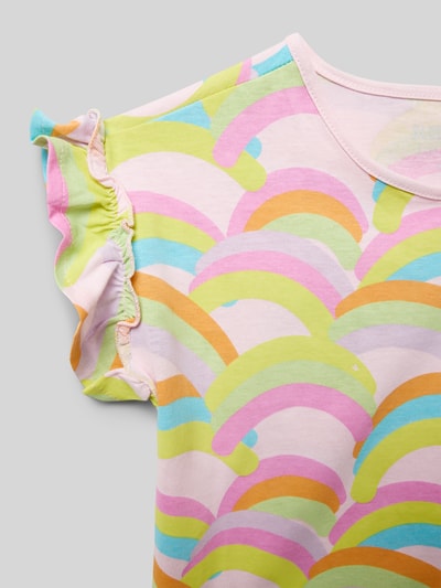 Mädchen trägt Regular Fit T-Shirt mit Rüschenbesatz von Blue Seven aus Reine Baumwolle, bunt, Motiv-Print, Nahaufnahme Oberkörper.